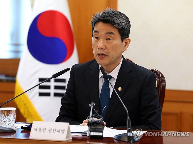 이주호 권한대행, 공명선거 관계장관회의 (서울=연합뉴스) 한상균 기자 = 이주호 대통령 권한대행 부총리 겸 교육부 장관이 12일 정부서울청사에서 제21대 대통령 선거 대비 공명선거 관계장관회의를 하고 있다. 2025.5.12 [대통령실통신사진기자단] xyz@yna.co.kr