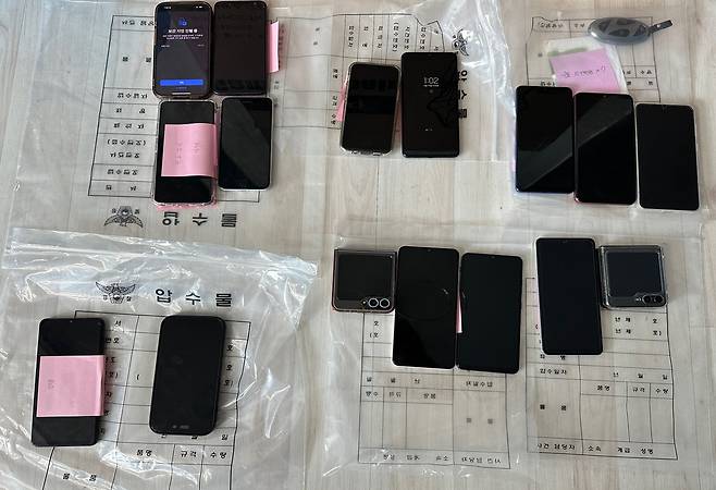 범행에 사용한 휴대전화(대포폰) [인천경찰청 제공. 재판매 및 DB 금지]