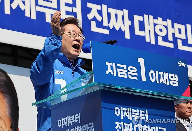 광화문광장에서 유세 시작한 이재명 후보 (서울=연합뉴스) 김주성 기자 = 더불어민주당 이재명 대선 후보가 6·3 대통령선거 공식 선거운동 첫날인 12일 서울 광화문광장에서 열린 '빛의 혁명' 광화문 유세에서 시들에게 지지를 호소하고 있다. 2025.5.12 utzza@yna.co.kr