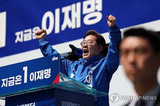 광화문에서 첫 유세 시작한 이재명 후보 (서울=연합뉴스) 김주성 기자 = 더불어민주당 이재명 대선 후보가 6·3 대통령선거 공식 선거운동 첫날인 12일 서울 광화문 청계광장에서 열린 중앙선대위 출정식 및 첫 유세에서 시민들에게 지지를 호소하고 있다. 2025.5.12 [공동취재] utzza@yna.co.kr