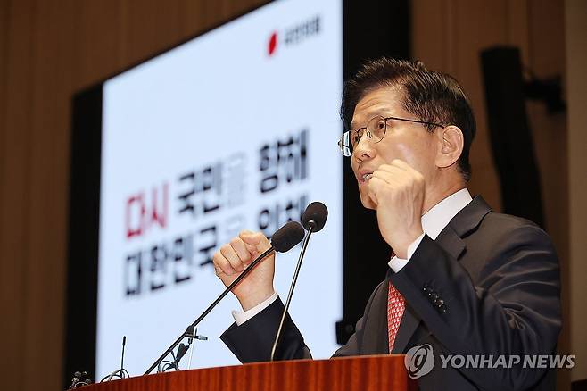 국민의힘 의원총회서 발언하는 김문수 대선 후보 (서울=연합뉴스) 박동주 기자 = 국민의힘 김문수 대선 후보가 11일 서울 여의도 국회에서 열린 의원총회에서 발언하고 있다. 2025.5.11 pdj6635@yna.co.kr