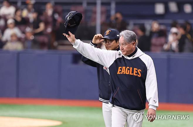 '12연승 한화' 김경문 감독, 관중에게 감사 인사 (서울=연합뉴스) 임화영 기자 = 11일 서울 고척스카이돔에서 열린 프로야구 한화 이글스와 키움 히어로즈의 경기에서 8-0으로 승리한 한화 김경문 감독이 관중을 향해 인사하고 있다. 2025.5.11 hwayoung7@yna.co.kr