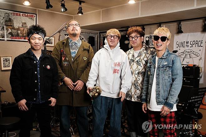 어느덧 30년 달려온 크라잉넛 (서울=연합뉴스) 류효림 기자 = 밴드 크라잉넛이 지난 8일 서울 마포구 크라잉넛 합주실에서 연합뉴스와 인터뷰에 앞서 포즈를 취하고 있다. 2025.5.12 ryousanta@yna.co.kr