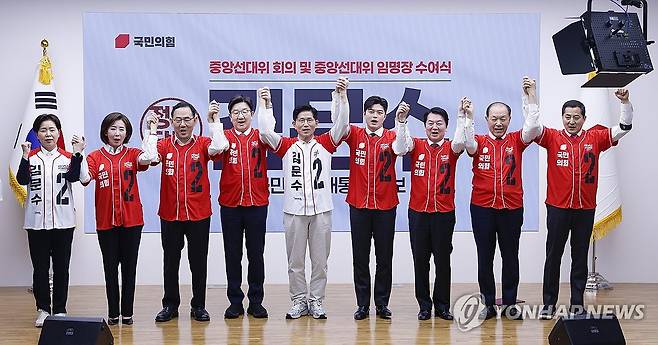 손 번쩍 든 국민의힘 (서울=연합뉴스) 류영석 기자 = 국민의힘 김문수 대선 후보가 12일 서울 영등포구 여의도 국민의힘 중앙당사에서 열린 중앙선대위 임명장 수여식에서 권영세, 김용태 공동선거대책위원장 등과 기념촬영을 하고 있다. 2025.5.12 [공동취재] ondol@yna.co.kr