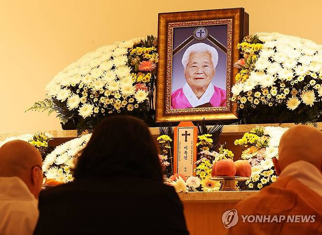 위안부 피해자 이옥선 할머니 별세, 생존자 6명뿐 (용인=연합뉴스) 홍기원 기자 = 건강 악화로 별세한 일본군 위안부 피해자 이옥선 할머니 빈소가 12일 경기도 용인시 수지구 쉴낙원 경기장례식장에 마련돼 있다. 
    부산 출신인 이 할머니는 14살 때 중국으로 옌지(延吉)로 끌려가 3년간 일본군 위안부로 고초를 겪었고 해방 후에도 중국에 머물다가 2000년 6월 58년 만에 귀국해 이듬해 어렵게 국적을 회복했다. 2025.5.12 xanadu@yna.co.kr