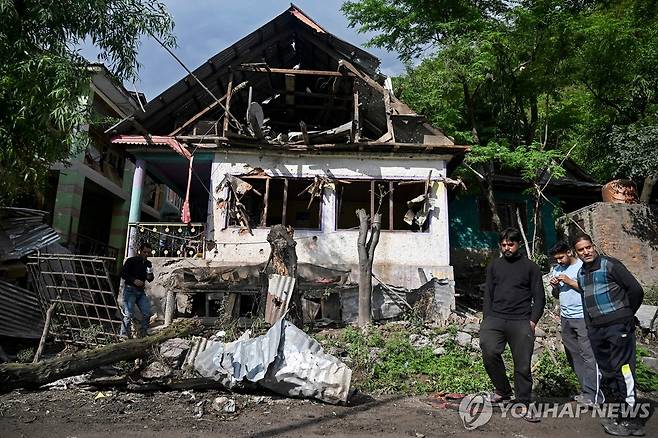 인도·파키스탄 무력 충돌 인도령 카슈미르 우리 지역에 주민들이 11일 파손된 집을 살펴보고 있다.
[AFP 연합뉴스 자료사진. 재판매 및 DB 금지]