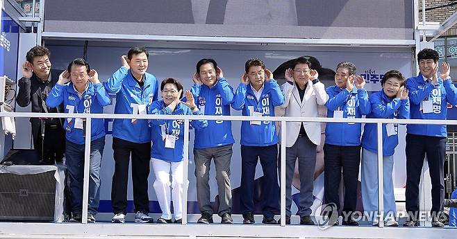 "경청하겠습니다" (순천=연합뉴스) 더불어민주당 전남도당 선대위가 12일 오전 전남 순천시 아랫장에서 제21대 대통령 선거 공식 선거운동 출정식을 열고 경청의 의미를 담아 포즈를 취하고 있다. 2025.5.12 [민주당 전남도당 제공. 재판매 및 DB 금지] minu21@yna.co.kr