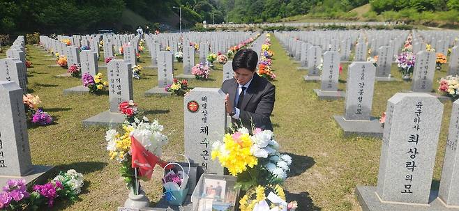 해병대 채 모 상병 묘역 참배하는 국민의힘 김용태 비상대책위원장 지명자 [사진 = 국민의힘 제공]