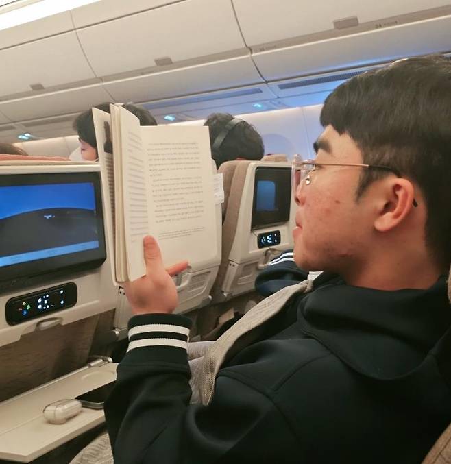 스프링캠프로 떠나는 비행기에서 독서하는 문현빈 [한화 이글스 제공. 재배포 및 DB 금지]