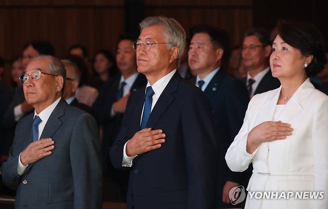국기에 경례하는 문재인 전 대통령 [촬영 김성민]