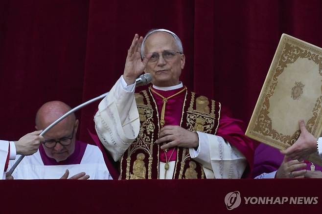 레오 14세 교황 (바티칸시국 AP=연합뉴스) 2025년 5월 8일(현지시간) 제267대 교황으로 선출된 로버트 프랜시스 프레보스트 추기경(즉위명 레오 14세)이 바티칸 성 베드로 대성당 발코니에서 군중에게 손을 흔들고 있다. (AP Photo/Andrew Medichini) 2025.5.9.