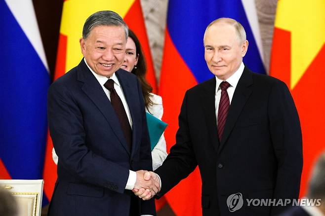 러시아-베트남 정상회담 지난 10일(현지시간) 러시아 모스크바에서 블라디미르 푸틴 러시아 대통령(오른쪽)과 또 럼 베트남 공산당 서기장이 회담을 한 뒤에 악수하고 있다. 2025.05.12
[타스 연합뉴스 자료사진. 재판매 및 DB 금지]