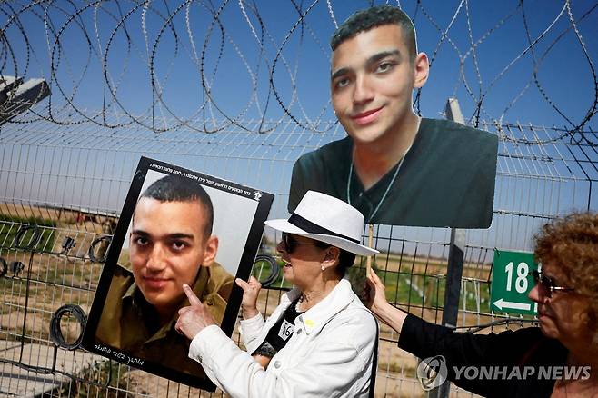 지난달 20일(현지시간) 에단 알렉산더의 가족이 가자지구 국경에서 그의 석방을 촉구하고 있다. [로이터 연합뉴스 자료사진. 재판매 및 DB 금지]