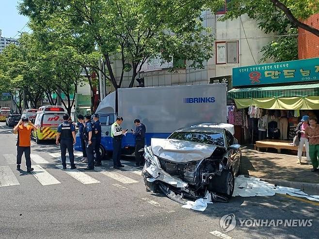 졸음운전 하다 중앙선 침범해 4명 부상 (울산=연합뉴스) 12일 오전 11시 27분께 울산 남구 신정동에서 졸음운전을 하던 스포츠유틸리티차(SUV)가 중앙선을 침범해 반대 차선 승용차와 충돌했다. 이 충격으로 승용차가 옆 차선 트럭과 부딪히며 총 4명이 다쳤다. 사진은 사고 현장. 2025.5.12 [울산소방본부 제공. 재판매 및 DB 금지] jjang23@yna.co.kr