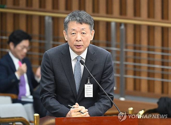 답하는 김광일MBK 파트너스 부회장 (서울=연합뉴스) 18일 국회에서 열린 정무위 전체회의 홈플러스·MBK 파트너스 및 삼부토건 관련 긴급 현안질의에서 김광일MBK 파트너스 부회장 겸 홈플러스 공동 대표가 의원들의 질의에 답하고 있다. 2025.3.18 [국회사진기자단] photo@yna.co.kr