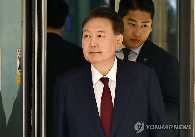 법원 나서는 윤석열 전 대통령 (서울=연합뉴스) 윤석열 전 대통령이 12일 서울 서초구 중앙지방법원에서 열린 내란 우두머리 혐의, 직권남용 권리행사방해 혐의 사건 3차 공판에서 오전 공판을 마친 후 법원을 나서고 있다. 2025.5.12 [사진공동취재단] photo@yna.co.kr