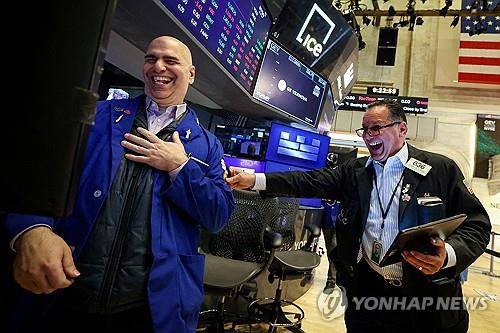 뉴욕증권거래소의 트레이더 [로이터 연합뉴스 자료사진. 재판매 및 DB 금지]