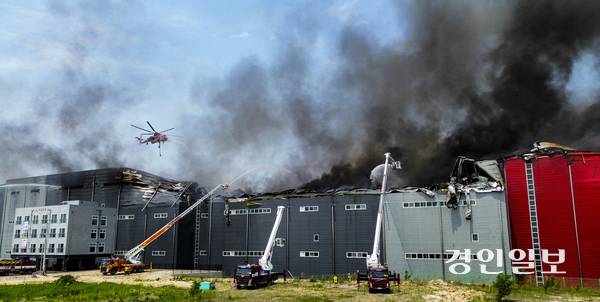 13일 이천시 부발읍 한 대형 물류창고에서 화재가 발생해 소방당국이 진화작업을 벌이고 있다. 해당 화재로 소방당국은 한때 대응 2단계를 발령했으며 현재까지 인명 피해는 없는 것으로 전해졌다. 2025.5.13 /이지훈기자 jhlee@kyeongin.com