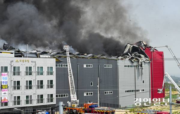 13일 이천시 부발읍 한 대형 물류창고에서 화재가 발생해 소방당국이 진화작업을 벌이고 있다. 해당 화재로 소방당국은 한때 대응 2단계를 발령했으며 현재까지 인명 피해는 없는 것으로 전해졌다. 2025.5.13 /이지훈기자 jhlee@kyeongin.com