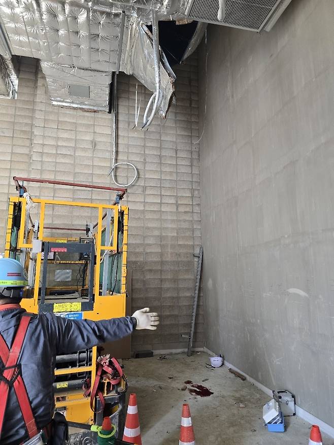 ▲ 12일 오후 2시 55분쯤 인천 남동구 구월동 한 대형마트 공사 현장에서 천장 덕트 공사를 하던 30대 노동자가 5m 높이에서 떨어져 얼굴 등을 다쳤다. /사진제공=인천소방본부.