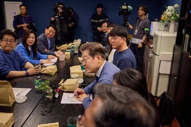 ▲ 지난 12일 이재명 더불어민주당 대선 후보가 판교에 입주한 IT기업 종사자들과 미팅하고 있는 모습. /사진제공=캠프