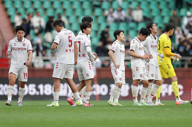 지난 10일 포항 스틸야드에서 열린 하나은행 K리그1 2025 13라운드 포항 스틸러스와의 경기서 패배한 수원FC 선수들이 아쉬워하고 있다. 사진=한국프로축구연맹