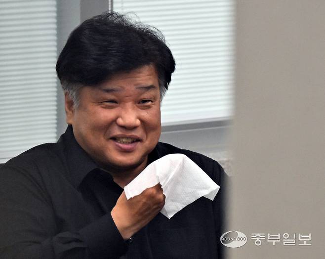 직원 성희롱 의혹이 제기된 양우식 경기도의회 운영위원장(국민의힘·비례)이 13일 오전 수원시 영통구 경기도의회 운영위원장실로 출근해 직원과 웃으며 대화를 나누고 있다. 중앙지도부인 권성동 국민의힘 비상대책위원장 권한대행은 언론 공지를 통해 양 도의원의 충격적인 성희롱 발언 논란과 관련해 당무감사위원회에 철저히 진상조사를 진행하겠다고 밝혔다. 김경민기자