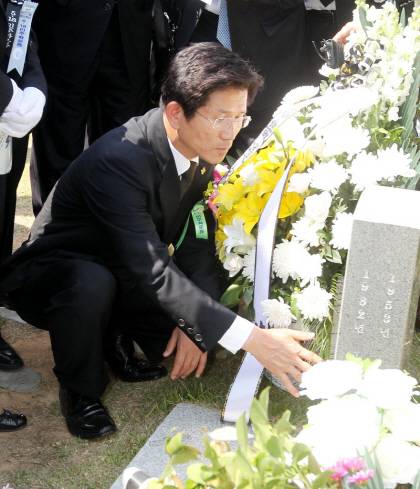 경기도지사 시절 국립5.18민주묘지를 참배한 김문수 후보. 경기도청 제공