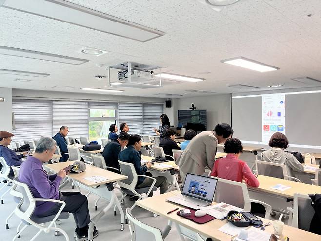 최근 SK텔레콤 유심 정보 해킹 사태와 더불어 산불 재난문자 미수신 사례 등이 발견되면서, '디지털 교육'의 중요성이 부각되고 있다. 사진은 광주광역시 디지털배움터 내에서 어르신들이 교육을 듣는 모습./광주디지털배움터 제공