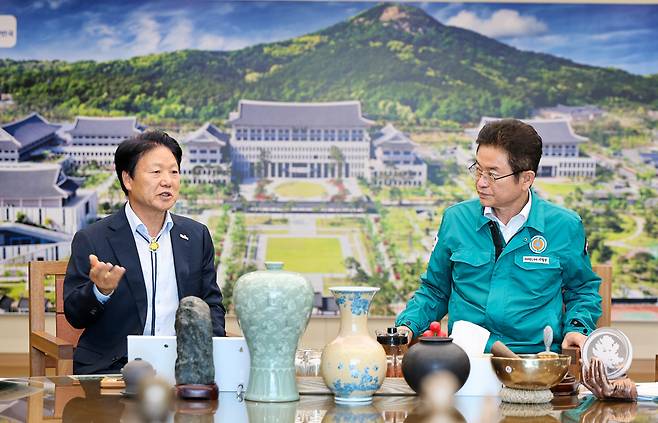 이병환 성주군수(왼쪽)가 경북도청을 방문해 이철우 경북도지사에게 성주군의 지역현안을 설명 하고 있다. /성주군제공