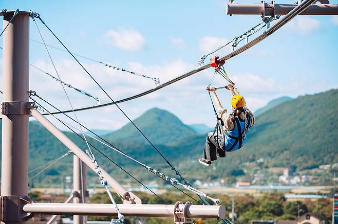 청도신화랑 풍류마을에서 즐길 수 있는 스카이트레일. /청도군제공