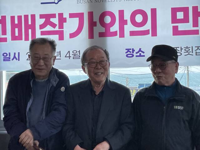 70, 80대 부산의 원로 작가들이 잇따라 소설집을 출간했다. 사진 왼쪽부터 허택, 신태범, 김문홍 작가. 김효정 기자