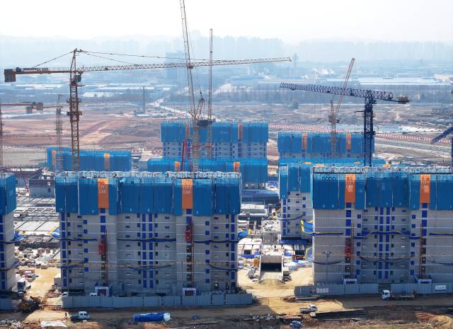 중대재해처벌법이 시행된 지 3년이 지났지만 산재 사망 사고는 계속되고 있다. 한 아파트 건설 현장. 연합뉴스