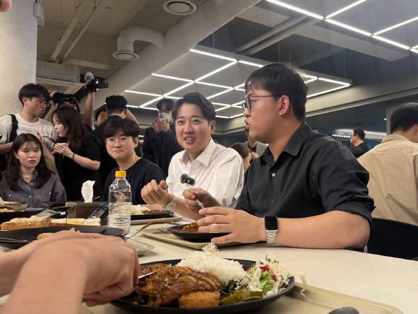 이준석 개혁신당 대통령 후보가 13일 경북대학교를 찾아 재학생들과 학식을 먹으며 대화하고 있다. 이유경 기자