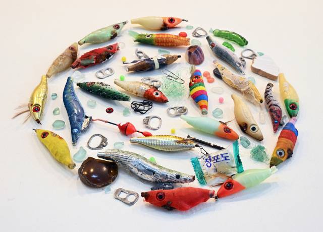 낚시할 때 쓰는 찌, 에기 등으로 만든 작품.