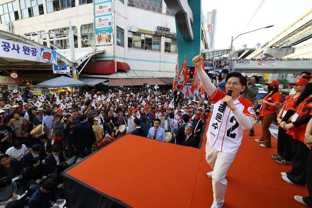 김문수 국민의힘 대선후보가 지난 12일 오후 대구 서문시장을 방문해 시민들에게 인사하고 있다. 김진홍 기자