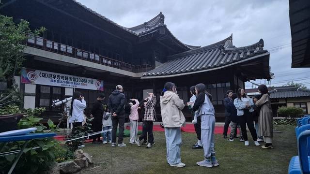 성주에서 제일 큰 집 '만산댁' 앞마당에서 '성주 별나라어린이 동아리 ' 회원들과 학부모,교사들이 천체관측을 하며 북적이는 모습. 이홍섭 기자