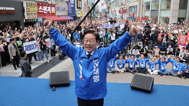 더불어민주당 이재명 대선후보가 13일 대구 동성로에서 열린 '대구 집중유세'에서 손을 들어 인사하고 있다.