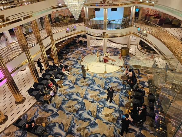 제주 첫 준모항 시대를 연 13만5000톤급 초대형 크루즈선 '아도라 매직시티'호 내부 시설. ⓒ제주의소리