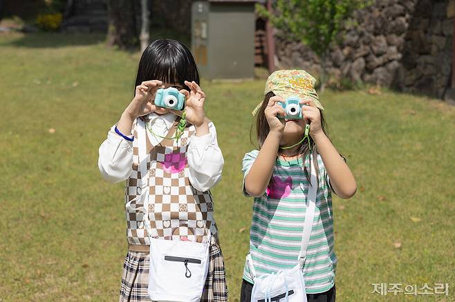 지난 10일 진행된 '만만한 원도심'의 사진 프로그램 '나는 무지개 사진관이 좋아'. ⓒ제주의소리