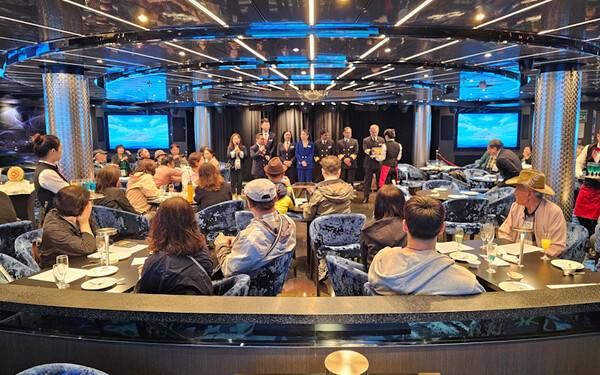 '아도라 매직시티' 호 선사가 제공한 환영 행사. 선내 업무를 총괄하는 시니어 선원들이 한데 모여 환영 인사를 건네왔다. ⓒ제주의소리