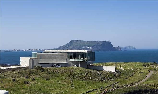 글라스 하우스 뒤쪽에 성산일출봉이 보인다.