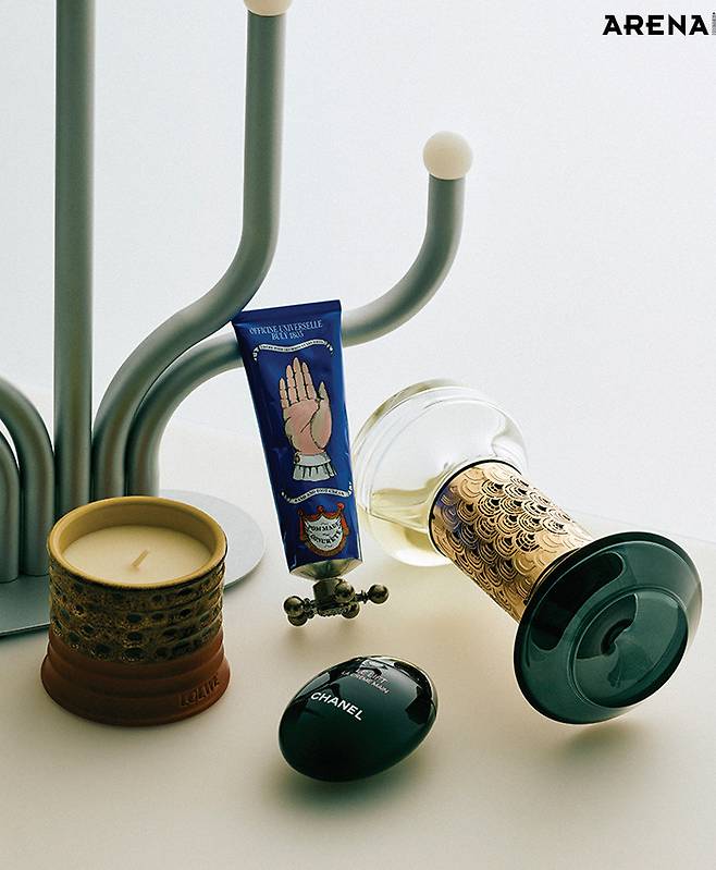 (왼쪽부터)  미모사 향을 베이스로 시간이 지나면서 멜론 과즙 향이 드러나는 센티드 캔들 텍스처 미모사 170g 21만1000원 로에베 제품.  카모마일 수액을 풍부하게 함유한 포마드 콘크레뜨 핸드&풋 크림 75g 6만9000원·튜브 제품을 거치할 수 있는 수도꼭지 모양의 스탠딩 캡 부숑 로비넷 1만2000원 모두 오피신 유니버셀 불리 제품. 거칠어진 손 피부를 재생하고 다크 스폿을 완화하는 르 리프트 라 크렘 망 50mL 9만8000원 샤넬 뷰티 제품. 예술과 문화의 집결지인 파리 34번가 생제르망의 열정을 표현한 향. 구멍이 뚫린 금속 외장으로 향기가 은은하게 발향하는 아워글라스 디퓨저 34번가 생제르망 75mL 30만6000원 딥티크 제품.