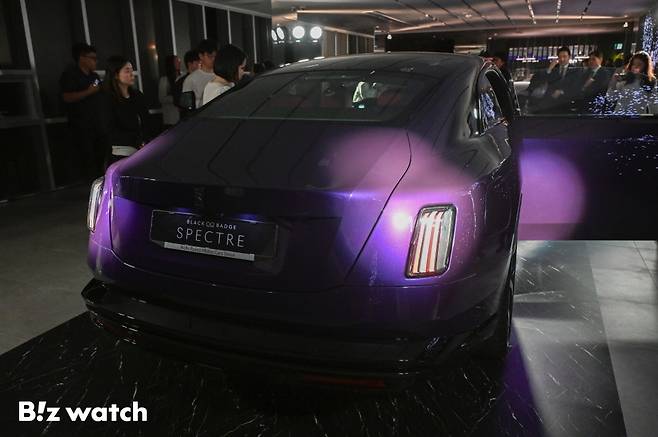 롤스로이스모터카가 13일 서울 강남구 롤스로이스모터카 서울 청담 쇼룸에서 롤스로이스 순수전기 모델 '블랙 배지 스펙터'를 국내 최초로 출시하고 있다./사진=이명근 기자 qwe123@
