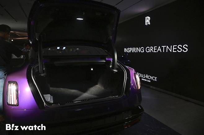 롤스로이스모터카가 13일 서울 강남구 롤스로이스모터카 서울 청담 쇼룸에서 롤스로이스 순수전기 모델 '블랙 배지 스펙터'를 국내 최초로 출시하고 있다./사진=이명근 기자 qwe123@