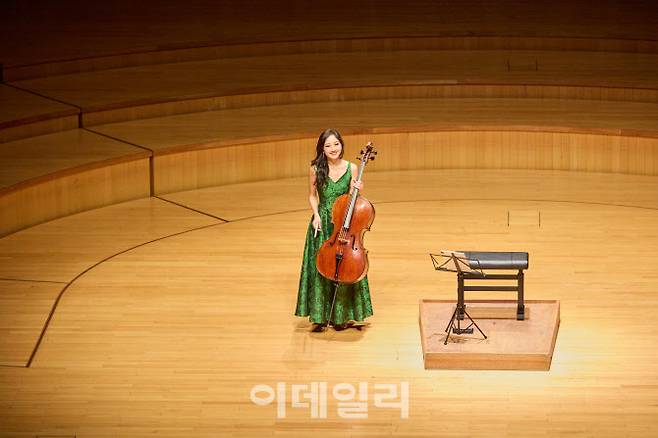 지난 4월 30일 서울 송파구 롯데콘서트홀에서 열린 ‘인 하우스 아티스트 최하영 I’ 공연에서 첼리스트 최하영이 첼로 솔로 무대를 마친 뒤 인사하고 있다. (사진=롯데문화재단)