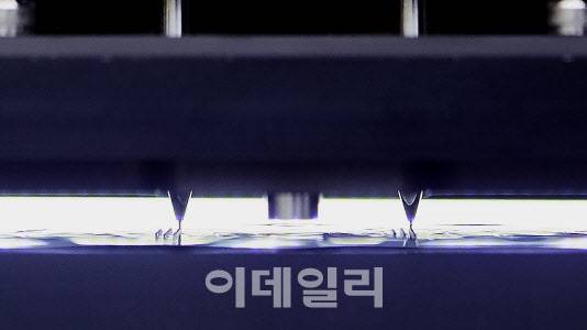 라파스가 활성 유효성분이 탑재된 마이크로니들 패치 화장품을 생산하는 모습 (사진=라파스)