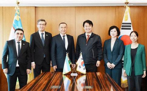 (왼쪽 3번째부터) 일콤 카이다로프 우즈베키스탄 외교부 제1차관과 정용기 한국지역난방공사(한난) 사장을 비롯한 양측 관계자가 지난해 9월 서울에서 면담 후 기념촬영하고 있다. 한난은 우즈벡 현지에서 지역난방 현대화 사업을 추진하고 있다. (사진=한난)