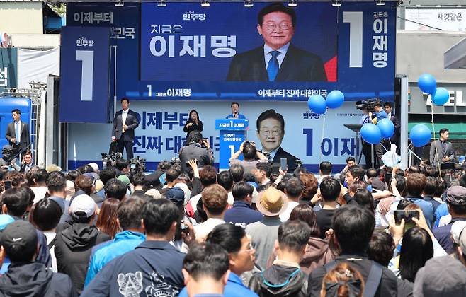 이재명 더불어민주당 대통령 후보가 대표적 험지인 대구·경북(TK) 지역 유세에 돌입한 13일 오전 경북 구미역 광장에서 지지를 호소하고 있다.(사진=공동취재)