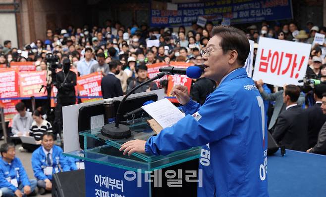 이재명 더불어민주당 대선 후보가 13일 대구 중구 동성로28아트스퀘어 앞에서 진행된 집중유세에서 연설을 하고 있다.(사진=노진환기자)